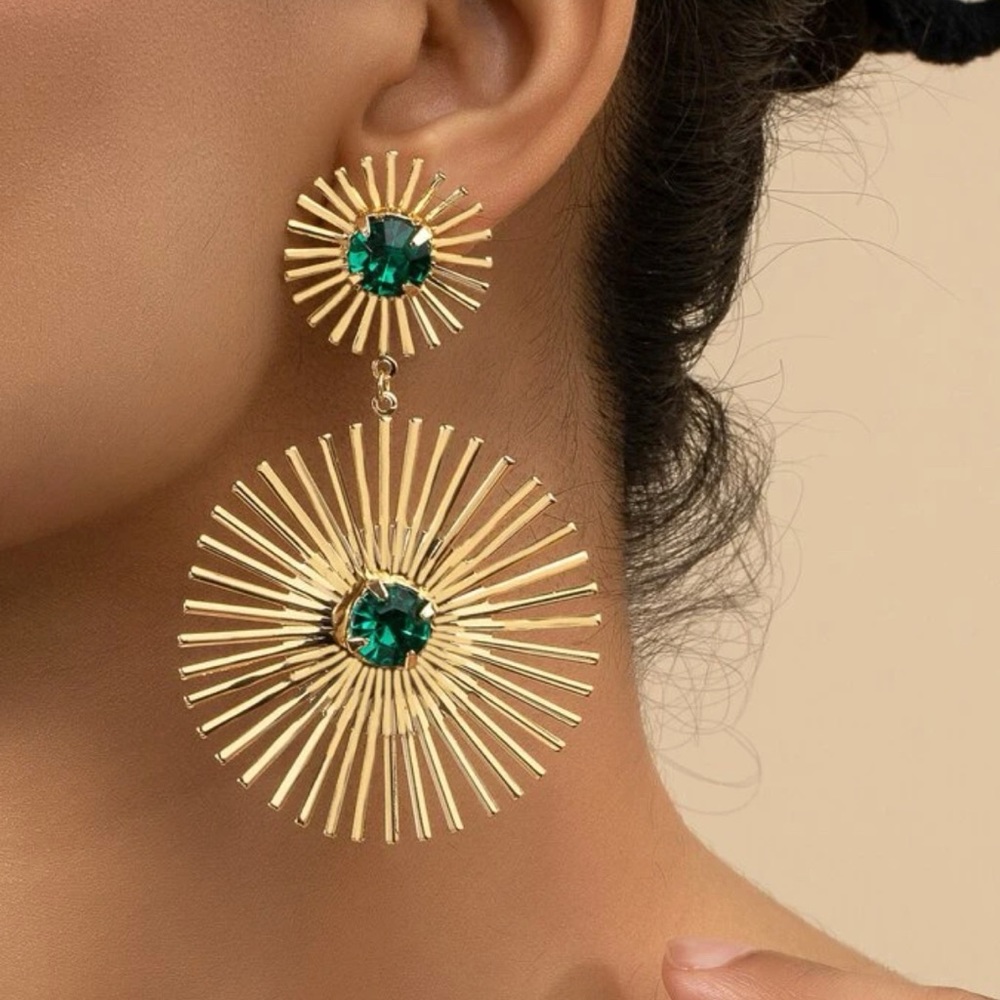 Gorgeous green and gold Pendant Earrings. 💚